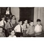 Nagyobb méret, utolsó nap a Chatel(?) iskolában a nyári szünet előtt, a háttérben Topscher Ella tanítónő, Horthy-korszak, iskola, oktatás, iskolapad, helytörténet, 1934. június 6.,