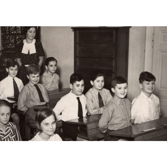 Nagyobb méret, utolsó nap a Chatel(?) iskolában a nyári szünet előtt, a háttérben Topscher Ella tanítónő, Horthy-korszak, iskola, oktatás, iskolapad, helytörténet, 1934. június 6.,