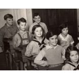 Nagyobb méret, utolsó nap a Chatel(?) iskolában a nyári szünet előtt, a háttérben Topscher Ella tanítónő, Horthy-korszak, iskola, oktatás, iskolapad, helytörténet, 1934. június 6.,