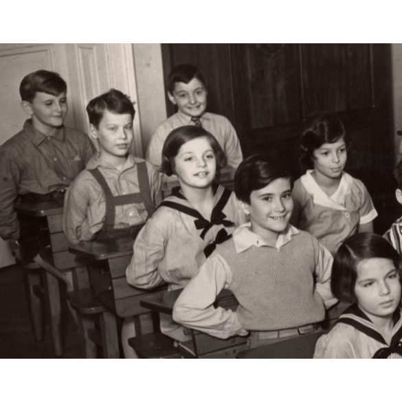 Nagyobb méret, utolsó nap a Chatel(?) iskolában a nyári szünet előtt, a háttérben Topscher Ella tanítónő, Horthy-korszak, iskola, oktatás, iskolapad, helytörténet, 1934. június 6.,