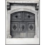 Nagyobb méret, Szendrő István fotóművészeti alkotása, díszes kapu az Úri utca 62. házszám alatt, Budapest, I. Ker., budai vár, épület, bejárat, 1930-as évek. Eredeti, pecséttel jelzett fotó, papírkép.