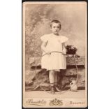 Schmidt Ede fényképészeti műterme, Budapest, kislány hullahopp karikával, monarchia, 1890, 1890-es évek, Eredeti CDV, vizitkártya fotó.  
