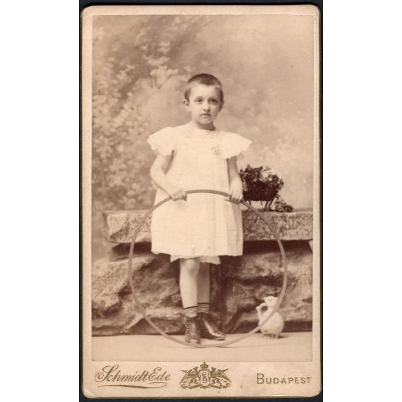 Schmidt Ede fényképészeti műterme, Budapest, kislány hullahopp karikával, monarchia, 1890, 1890-es évek, Eredeti CDV, vizitkártya fotó.  