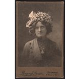 Rozgonyi Dezső fényképészeti műterme, Budapest, fiatal hölgy különös kalapban, nyaklánccal, monarchia, 1890, 1890-es évek, Eredeti CDV, vizitkártya fotó.  