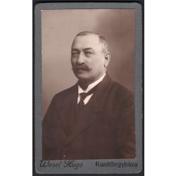   Wesel Hugó műterme, Kunfélegyháza, Kiskunfélegyháza, elegáns bajuszos úr, Szabó Flórián, tanító, portréja, Horthy-korszak, 1932, 1930-as évek, Eredeti CDV, vizitkártya fotó.   