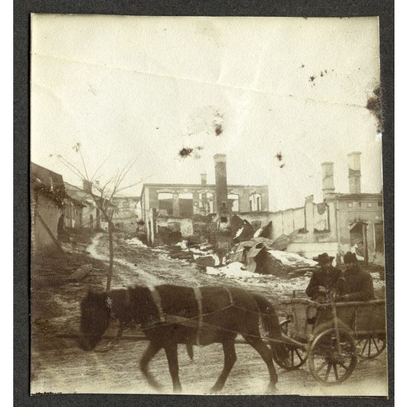 Magyar katonák Horodenkában, egyenruha, romos házak, utcarészletek, 1. világháború, Horodenka, Ukrajna, 1910-es évek, Két darab eredeti, kartonra ragasztott fotó, papírkép. 