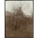 Fleischhacker főhadnagy, ezredsegédtiszt, + magyar katonák a kútnál, egyenruha, 1. világháború, Serafincze (Horodenka), Ukrajna, 1910-es évek, Két darab eredeti, kartonra ragasztott fotó, papírkép.  