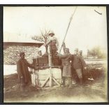 Fleischhacker főhadnagy, ezredsegédtiszt, + magyar katonák a kútnál, egyenruha, 1. világháború, Serafincze (Horodenka), Ukrajna, 1910-es évek, Két darab eredeti, kartonra ragasztott fotó, papírkép.  