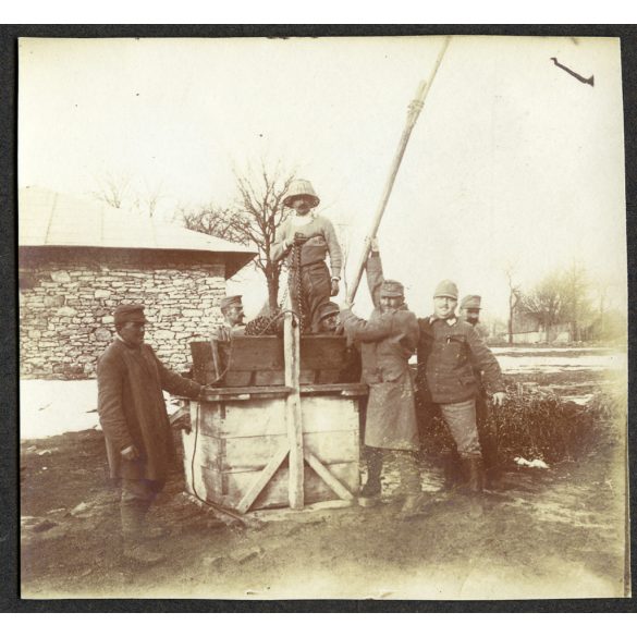 Fleischhacker főhadnagy, ezredsegédtiszt, + magyar katonák a kútnál, egyenruha, 1. világháború, Serafincze (Horodenka), Ukrajna, 1910-es évek, Két darab eredeti, kartonra ragasztott fotó, papírkép.  