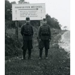   Magyar katonák „Jobbra hajts!” közlekedési táblánál. 2. világháború, egyenruha, Horthy-korszak, 1940-es évek, Eredeti fotó, papírkép.   