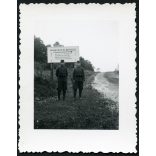 Magyar katonák „Jobbra hajts!” közlekedési táblánál. 2. világháború, egyenruha, Horthy-korszak, 1940-es évek, Eredeti fotó, papírkép.   