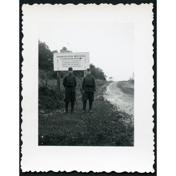 Magyar katonák „Jobbra hajts!” közlekedési táblánál. 2. világháború, egyenruha, Horthy-korszak, 1940-es évek, Eredeti fotó, papírkép.   