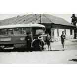 Az Autotaxi Vállalat Graf & Stift - Uhri típusú autóbusza pihen az italmérésnél, jármű, közlekedés, Horthy-korszak, 1930-as évek, Eredeti fotó, papírkép. 