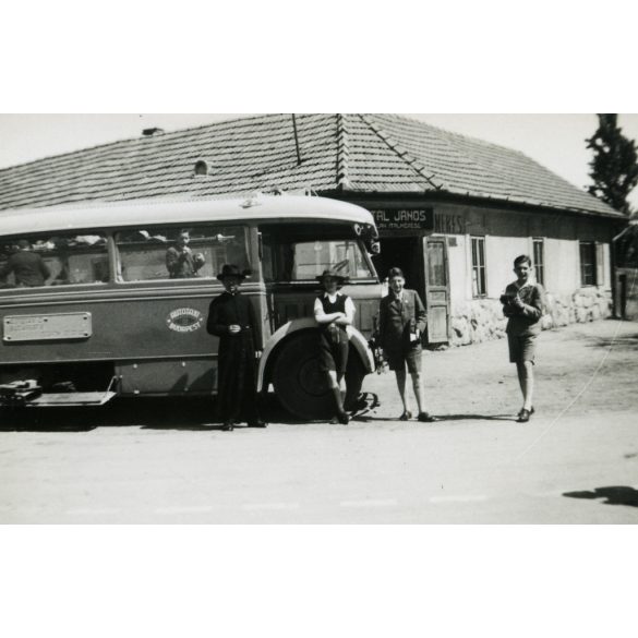 Az Autotaxi Vállalat Graf & Stift - Uhri típusú autóbusza pihen az italmérésnél, jármű, közlekedés, Horthy-korszak, 1930-as évek, Eredeti fotó, papírkép. 