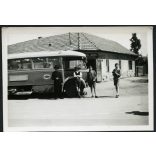 Az Autotaxi Vállalat Graf & Stift - Uhri típusú autóbusza pihen az italmérésnél, jármű, közlekedés, Horthy-korszak, 1930-as évek, Eredeti fotó, papírkép. 