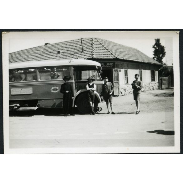 Az Autotaxi Vállalat Graf & Stift - Uhri típusú autóbusza pihen az italmérésnél, jármű, közlekedés, Horthy-korszak, 1930-as évek, Eredeti fotó, papírkép. 