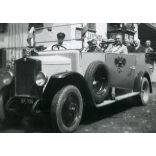 Az Osztrák Posta gépkocsija magyar zászlókkal, Ausztria, Minerva autó, jármű, közlekedés, Horthy-korszak, 1930-as évek, Eredeti fotó, papírkép.  