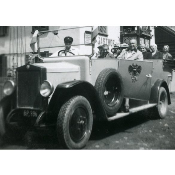 Az Osztrák Posta gépkocsija magyar zászlókkal, Ausztria, Minerva autó, jármű, közlekedés, Horthy-korszak, 1930-as évek, Eredeti fotó, papírkép.  