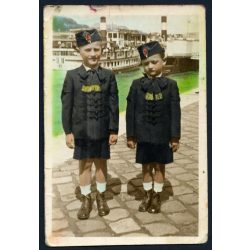   Gyerekek egyenruhában, Budapest, pesti rakpart, Duna, hajó, jármű, közlekedés, Horthy-korszak, 1930-as évek, Eredeti fotó, kézzel színezett papírkép.   