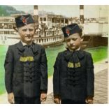 Gyerekek egyenruhában, Budapest, pesti rakpart, Duna, hajó, jármű, közlekedés, Horthy-korszak, 1930-as évek, Eredeti fotó, kézzel színezett papírkép.   