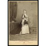 Kozics műterem, Pozsony, Felvidék, elegáns hölgy díszes ruhában, fejdísszel, monarchia, 1870-es évek, Eredeti kabinetfotó.  