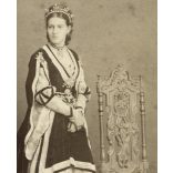 Kozics műterem, Pozsony, Felvidék, elegáns hölgy díszes ruhában, fejdísszel, monarchia, 1870-es évek, Eredeti kabinetfotó.  