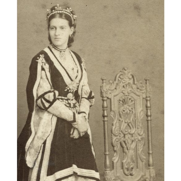 Kozics műterem, Pozsony, Felvidék, elegáns hölgy díszes ruhában, fejdísszel, monarchia, 1870-es évek, Eredeti kabinetfotó.  