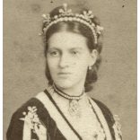 Kozics műterem, Pozsony, Felvidék, elegáns hölgy díszes ruhában, fejdísszel, monarchia, 1870-es évek, Eredeti kabinetfotó.  