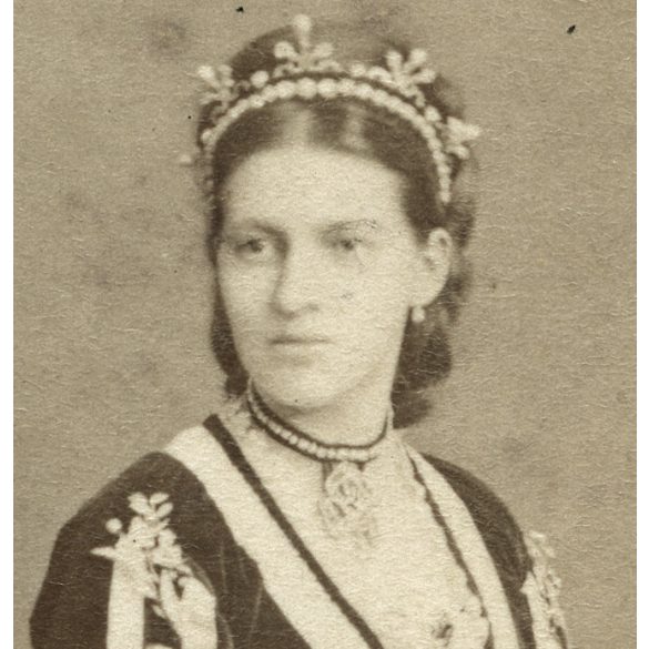 Kozics műterem, Pozsony, Felvidék, elegáns hölgy díszes ruhában, fejdísszel, monarchia, 1870-es évek, Eredeti kabinetfotó.  