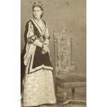 Kozics műterem, Pozsony, Felvidék, elegáns hölgy díszes ruhában, fejdísszel, monarchia, 1870-es évek, Eredeti kabinetfotó.  