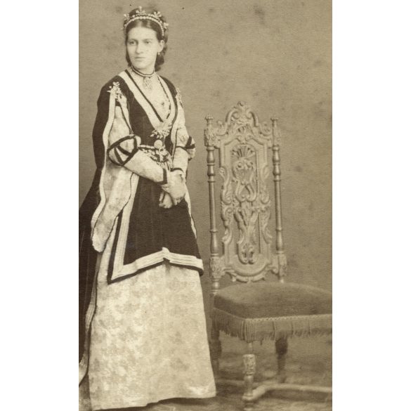 Kozics műterem, Pozsony, Felvidék, elegáns hölgy díszes ruhában, fejdísszel, monarchia, 1870-es évek, Eredeti kabinetfotó.  