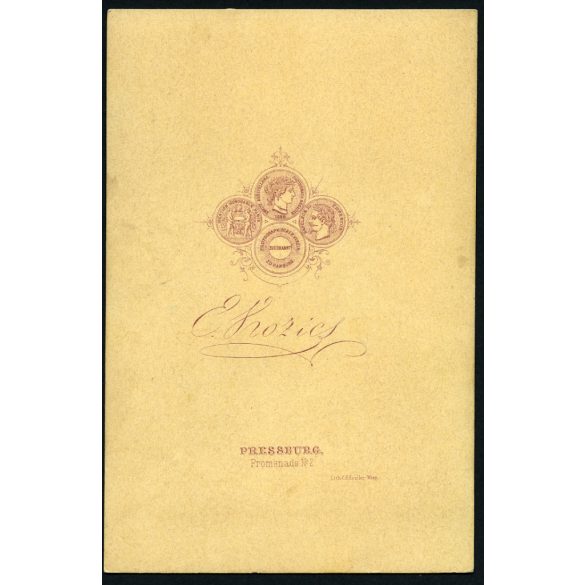 Kozics műterem, Pozsony, Felvidék, elegáns hölgy díszes ruhában, fejdísszel, monarchia, 1870-es évek, Eredeti kabinetfotó.  