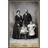 Nagyobb méret, Schmidt Ede műterme, hahóti Rétay Béla (az Egyházi Műipari Intézet egyik alapítója-tulajdonosa) és családja, bajusz, Rétay Margit író. műfordító, elegáns polgárcsalád, monarchia, 1890-e