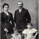 Nagyobb méret, Schmidt Ede műterme, hahóti Rétay Béla (az Egyházi Műipari Intézet egyik alapítója-tulajdonosa) és családja, bajusz, Rétay Margit író. műfordító, elegáns polgárcsalád, monarchia, 1890-e