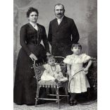 Nagyobb méret, Schmidt Ede műterme, hahóti Rétay Béla (az Egyházi Műipari Intézet egyik alapítója-tulajdonosa) és családja, bajusz, Rétay Margit író. műfordító, elegáns polgárcsalád, monarchia, 1890-e