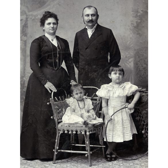 Nagyobb méret, Schmidt Ede műterme, hahóti Rétay Béla (az Egyházi Műipari Intézet egyik alapítója-tulajdonosa) és családja, bajusz, Rétay Margit író. műfordító, elegáns polgárcsalád, monarchia, 1890-e