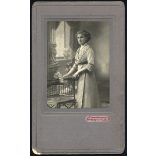 Nagyobb méret, Szmrecsányi műterem Nagykőrös, elegáns hölgy portréja, monarchia, 1890-es évek, Eredeti kabinetfotó.  méret megközelítőleg (centiméterben): 15 x 25  (fotó: 10 x 15) Használt! Eredeti na