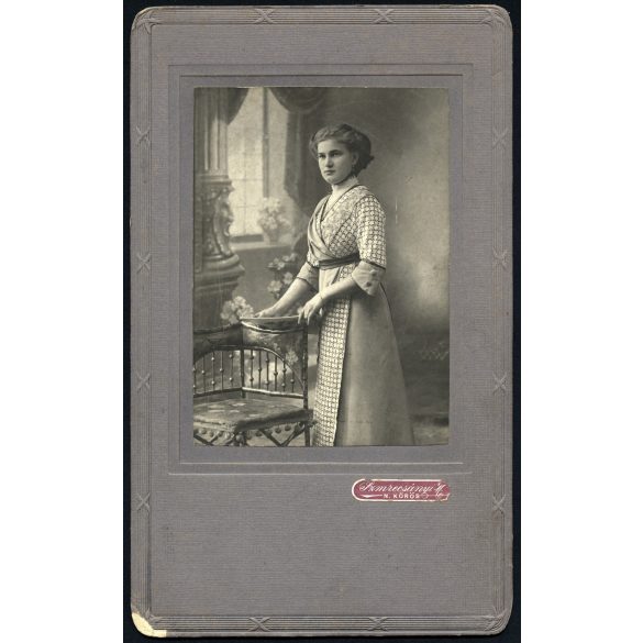 Nagyobb méret, Szmrecsányi műterem Nagykőrös, elegáns hölgy portréja, monarchia, 1890-es évek, Eredeti kabinetfotó.  méret megközelítőleg (centiméterben): 15 x 25  (fotó: 10 x 15) Használt! Eredeti na