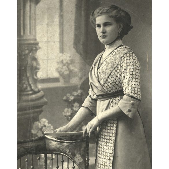 Nagyobb méret, Szmrecsányi műterem Nagykőrös, elegáns hölgy portréja, monarchia, 1890-es évek, Eredeti kabinetfotó.  méret megközelítőleg (centiméterben): 15 x 25  (fotó: 10 x 15) Használt! Eredeti na