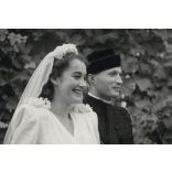 Hajdu  Anna (jelmeztervező, grafikus, később Dr. Kovács Péter néprajzkutató felesége) esküvője napján, Tiszacsege, menyasszony, 1942, 1940-es évek, Hajdu-Bihar megye, Horthy-korszak, Eredeti fotó, pap