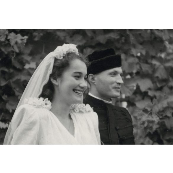 Hajdu  Anna (jelmeztervező, grafikus, később Dr. Kovács Péter néprajzkutató felesége) esküvője napján, Tiszacsege, menyasszony, 1942, 1940-es évek, Hajdu-Bihar megye, Horthy-korszak, Eredeti fotó, pap