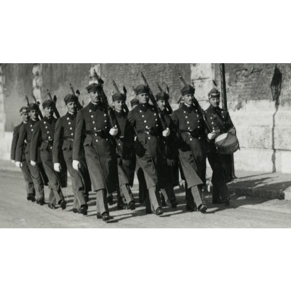 Puskás őrség felvonulása, Orbók István őrparancsnok, testőrség, Budapest, Budai Vár, katona, egyenruha, 1931, 1930-as évek, Horthy-korszak, helytörténet. Eredeti fotó, papírkép.  