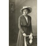 Szigeti műterem, Rákospalota Újfalu (Budapest), elegáns hölgy kalapban, 1910-es évek, monarchia, helytörténet. Eredeti fotó, pecséttel jelzett papírkép.  