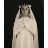 Fotó Gáspár, Siófok, elsőáldozó lány, ünnep, különös háttér, 1938, 1930-as évek,  Horthy-korszak, helytörténet. Eredeti fotó, pecséttel jelzett papírkép, hátulja feliratozott.