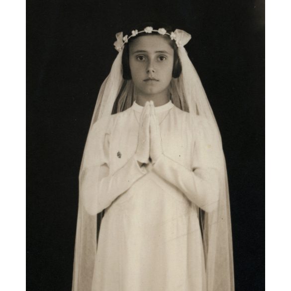 Fotó Gáspár, Siófok, elsőáldozó lány, ünnep, különös háttér, 1938, 1930-as évek,  Horthy-korszak, helytörténet. Eredeti fotó, pecséttel jelzett papírkép, hátulja feliratozott.
