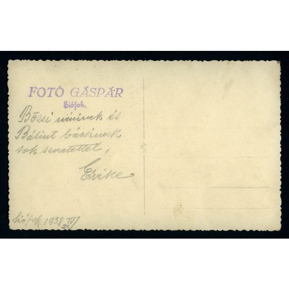 Fotó Gáspár, Siófok, elsőáldozó lány, ünnep, különös háttér, 1938, 1930-as évek,  Horthy-korszak, helytörténet. Eredeti fotó, pecséttel jelzett papírkép, hátulja feliratozott.