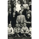 „Hargita” fényképészeti műterem, Gyoma, osztálykép a tanító úrral, iskola, 1930-as évek,  Horthy-korszak, Békés megye, helytörténet. Eredeti fotó, pecséttel jelzett papírkép. 