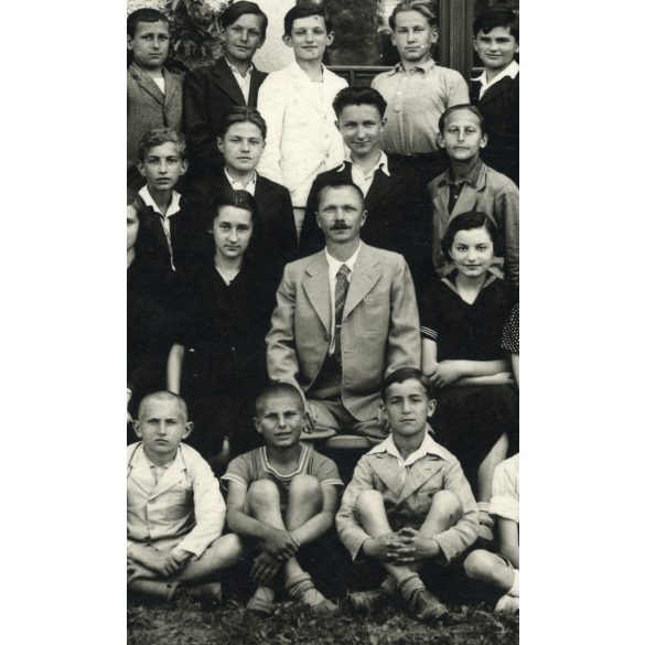 „Hargita” fényképészeti műterem, Gyoma, osztálykép a tanító úrral, iskola, 1930-as évek,  Horthy-korszak, Békés megye, helytörténet. Eredeti fotó, pecséttel jelzett papírkép. 