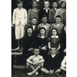 „Hargita” fényképészeti műterem, Gyoma, osztálykép a tanító úrral, iskola, 1930-as évek,  Horthy-korszak, Békés megye, helytörténet. Eredeti fotó, pecséttel jelzett papírkép. 