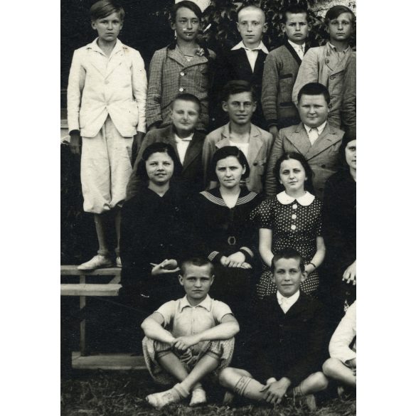 „Hargita” fényképészeti műterem, Gyoma, osztálykép a tanító úrral, iskola, 1930-as évek,  Horthy-korszak, Békés megye, helytörténet. Eredeti fotó, pecséttel jelzett papírkép. 